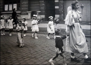 Procession09061947-02.jpg